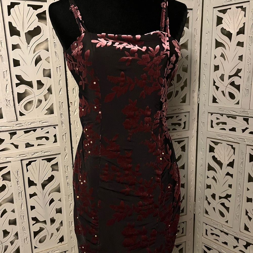 FOREVER 21 MAGNIFICENT BLACK WITH BURGUNDY RED VELVET ACCENTS FANCY MINI DRESS - Picture 2 of 8